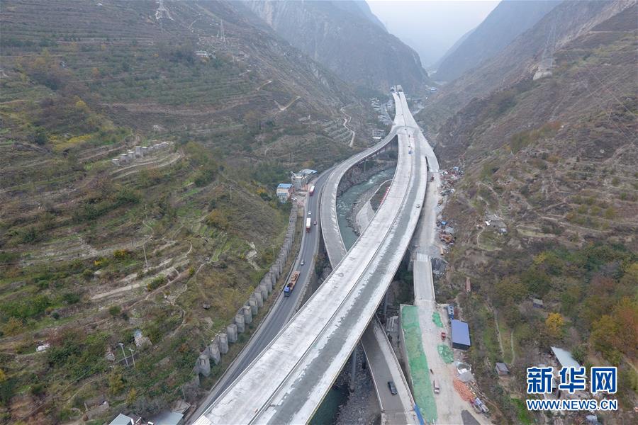 (新華全媒頭條·壯闊歷程40年系列述評·圖文互動(dòng))(8)舉旗定向 康莊大道——從改革開放40年看中國自信