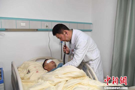 圖為醫(yī)生為杜富國檢查?！⌒が?攝