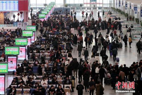 12月25日，西安北車站內(nèi)人頭攢動。<a target='_blank' ><p  align=