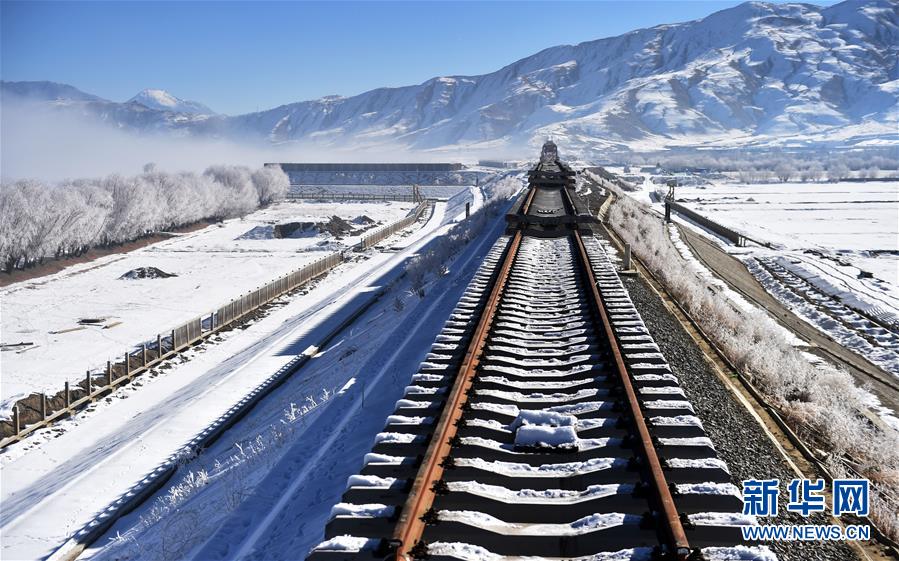 (新華全媒頭條·圖文互動)(13)風(fēng)正一帆懸——以習(xí)近平同志為核心的黨中央治國理政一年間