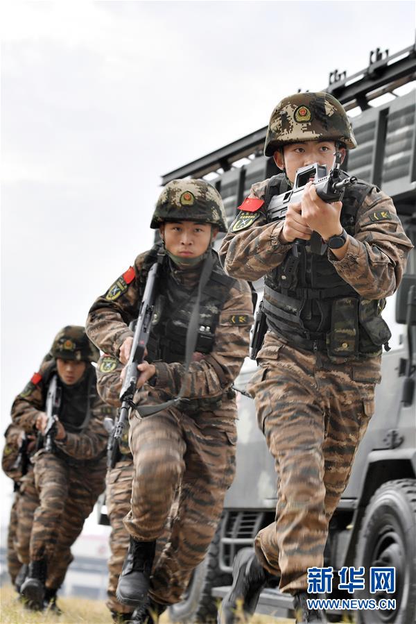 （新華全媒頭條&middot;圖文互動）（5）向祖國報告：我在戰(zhàn)位守萬家團圓&mdash;&mdash;解放軍和武警部隊新春佳節(jié)備戰(zhàn)執(zhí)勤記事