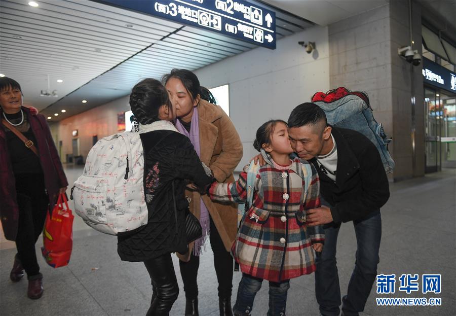 (新華全媒頭條·七樂(lè)無(wú)窮·春節(jié)·圖文互動(dòng))(1)變化中彰顯中國(guó)發(fā)展活力——透視過(guò)年方式之變