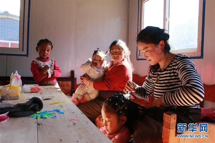 （圖文互動(dòng)）（3）&ldquo;這里過(guò)新年和往常一樣熱鬧&rdquo;&mdash;&mdash;西藏雅江堰塞湖受災(zāi)群眾安置點(diǎn)新春見(jiàn)聞