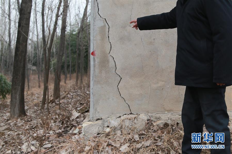 （新華視點(diǎn)&middot;圖文互動）（3）挖掘作業(yè)距漢墓中心僅20米，村民住房出現(xiàn)裂縫&hellip;&hellip;&ldquo;造地&rdquo;如何變挖山？