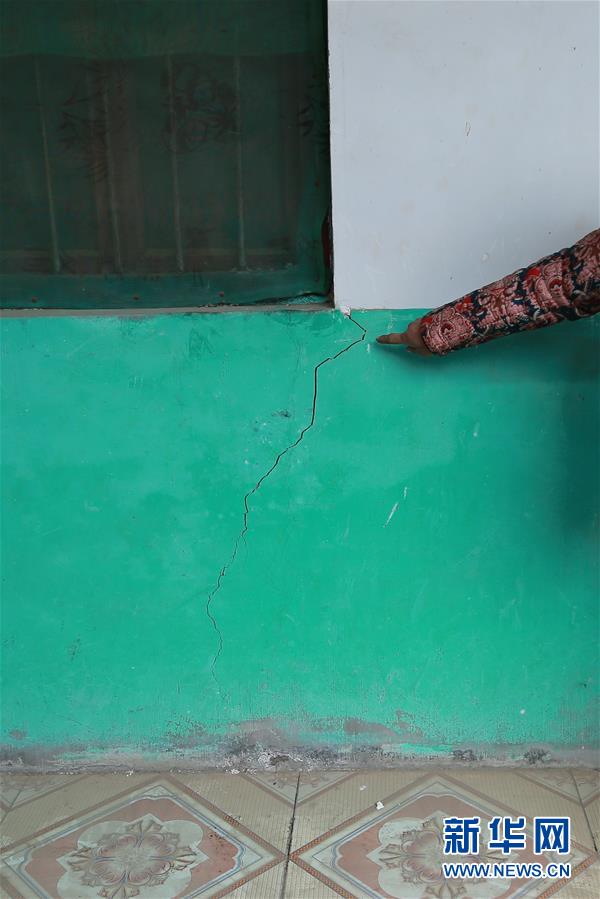 （新華視點(diǎn)&middot;圖文互動）（4）挖掘作業(yè)距漢墓中心僅20米，村民住房出現(xiàn)裂縫&hellip;&hellip;&ldquo;造地&rdquo;如何變挖山？