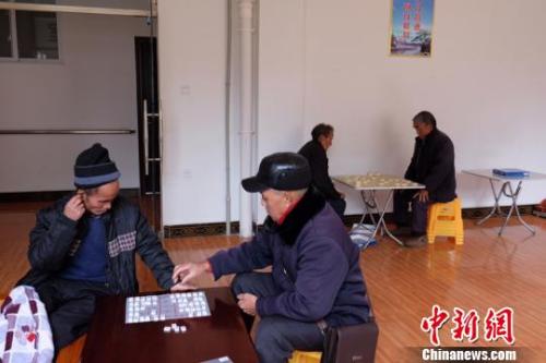資料圖：老人們在下棋。徐學練 攝。