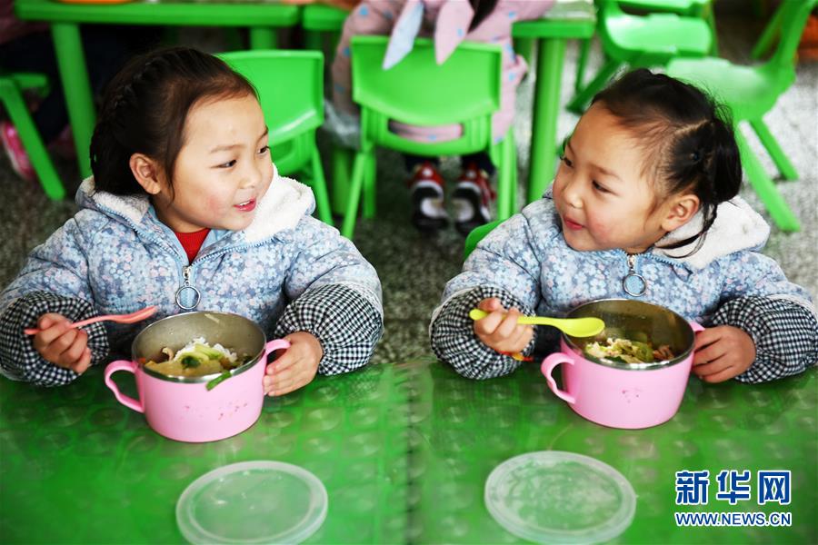 （在習(xí)近平新時代中國特色社會主義思想指引下&mdash;&mdash;新時代新作為新篇章&middot;圖文互動）（8）&ldquo;搬遷到哪里，服務(wù)就延伸到哪里&rdquo;&mdash;&mdash;貴州推進(jìn)易地扶貧搬遷&ldquo;后半篇文章&rdquo; 