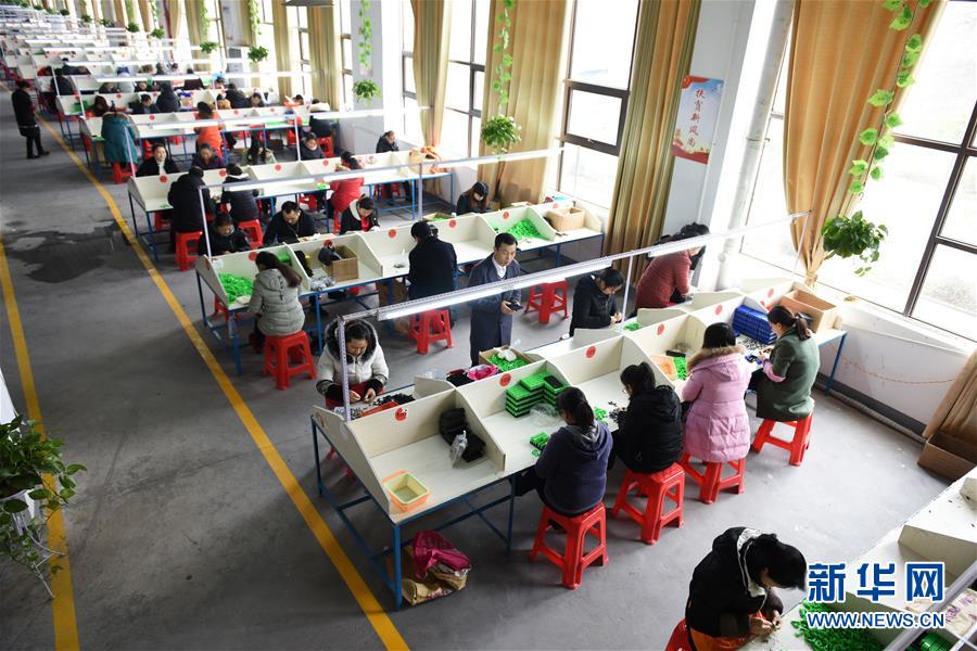 （在習(xí)近平新時代中國特色社會主義思想指引下&mdash;&mdash;新時代新作為新篇章&middot;圖文互動）（5）&ldquo;搬遷到哪里，服務(wù)就延伸到哪里&rdquo;&mdash;&mdash;貴州推進(jìn)易地扶貧搬遷&ldquo;后半篇文章&rdquo; 