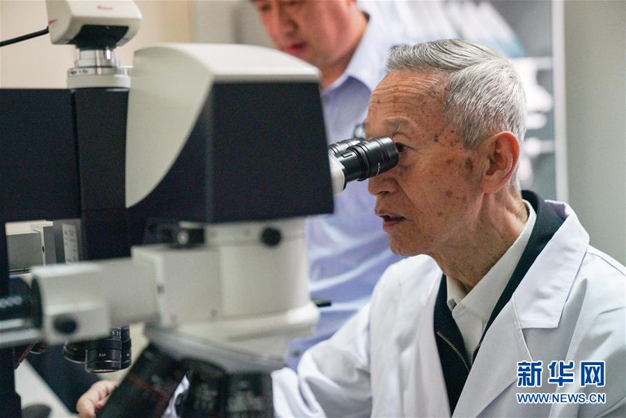 （新華全媒頭條&middot;時(shí)代先鋒&middot;圖文互動(dòng)）（3）傳奇的英雄 無悔的忠誠(chéng)&mdash;&mdash;記刑偵痕跡檢驗(yàn)專家崔道植