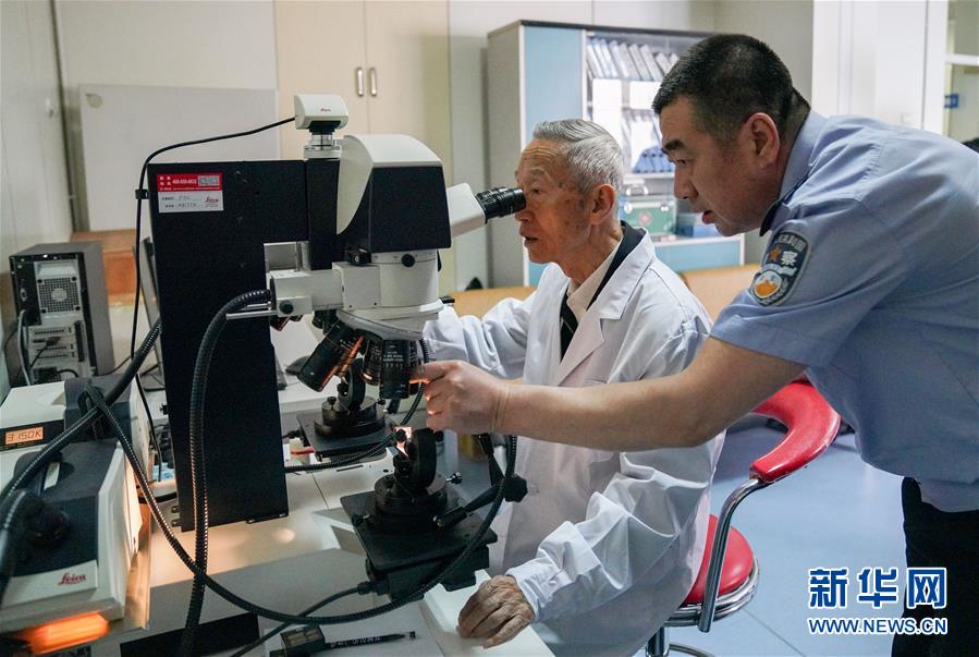 （新華全媒頭條&middot;時(shí)代先鋒&middot;圖文互動(dòng)）（4）傳奇的英雄 無悔的忠誠(chéng)&mdash;&mdash;記刑偵痕跡檢驗(yàn)專家崔道植