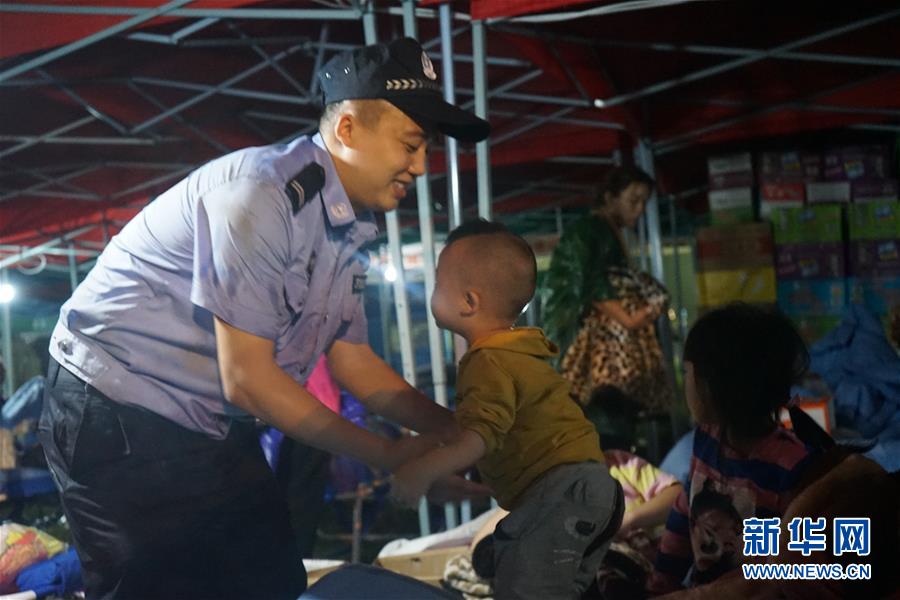 （長寧地震&middot;圖文互動）（2）夜訪雙河中學(xué)安置點