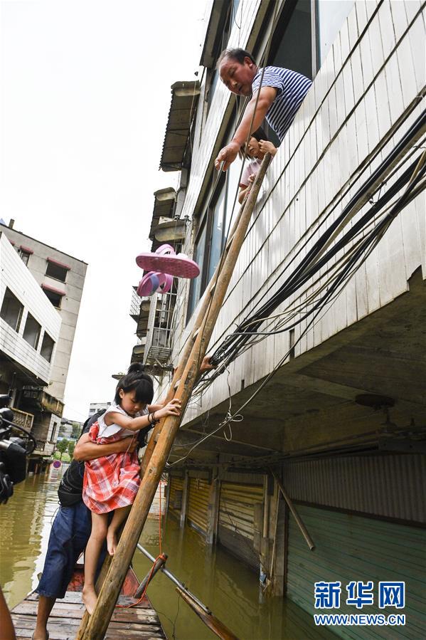 （抗洪搶險&middot;圖文互動）（2）洪水來時，那暖心的民間救援