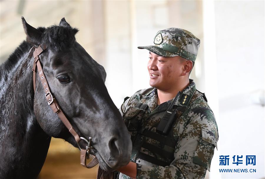 (新華全媒頭條·愛國情 奮斗者·圖文互動(dòng))(4)初心不改 紅心向黨——西部戰(zhàn)區(qū)陸軍某旅玉樹獨(dú)立騎兵連連長尼都塔生一家四代跟黨走紀(jì)實(shí)