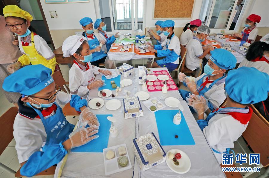 (在習(xí)近平新時代中國特色社會主義思想指引下——新時代新作為新篇章·總書記關(guān)心的百姓身邊事·圖文互動)(1)“媽媽第一次吃到我做的菜時高興得哭了”——中國孩子在勞動教育中健康成長