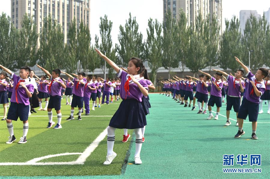 （體育&middot;圖文互動）（1）（在習(xí)近平新時代中國特色社會主義思想指引下&mdash;&mdash;新時代新作為新篇章&middot;總書記關(guān)心的百姓身邊事）奔跑吧，少年！&mdash;&mdash;體育讓孩子們插上強(qiáng)壯的翅膀（配本社同題文字稿）