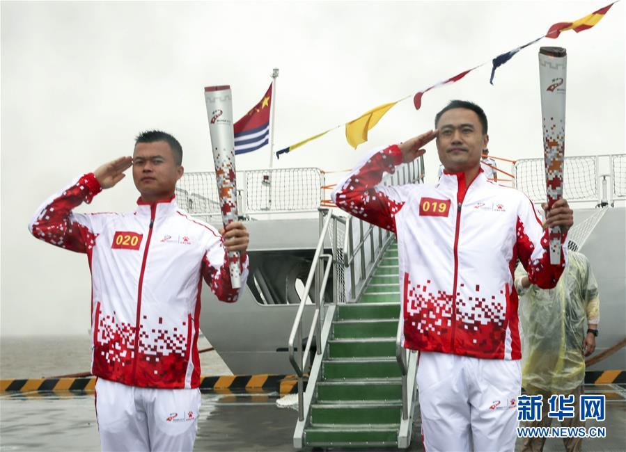 (體育)(4)第七屆世界軍人運(yùn)動會火炬?zhèn)鬟f活動在海軍“和平方舟”站舉行