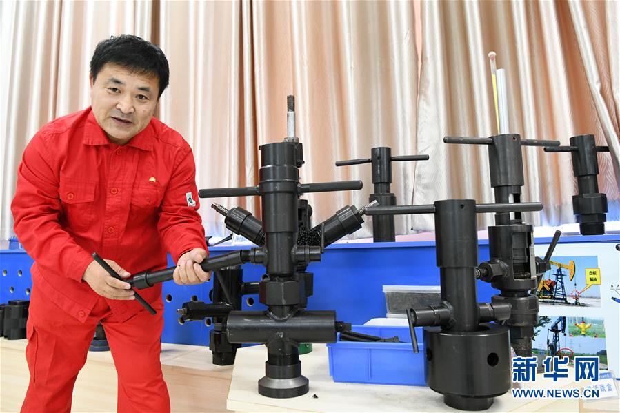 (圖文互動)(1)當(dāng)好標(biāo)桿旗幟 建設(shè)百年油田——寫在大慶油田發(fā)現(xiàn)60周年之際