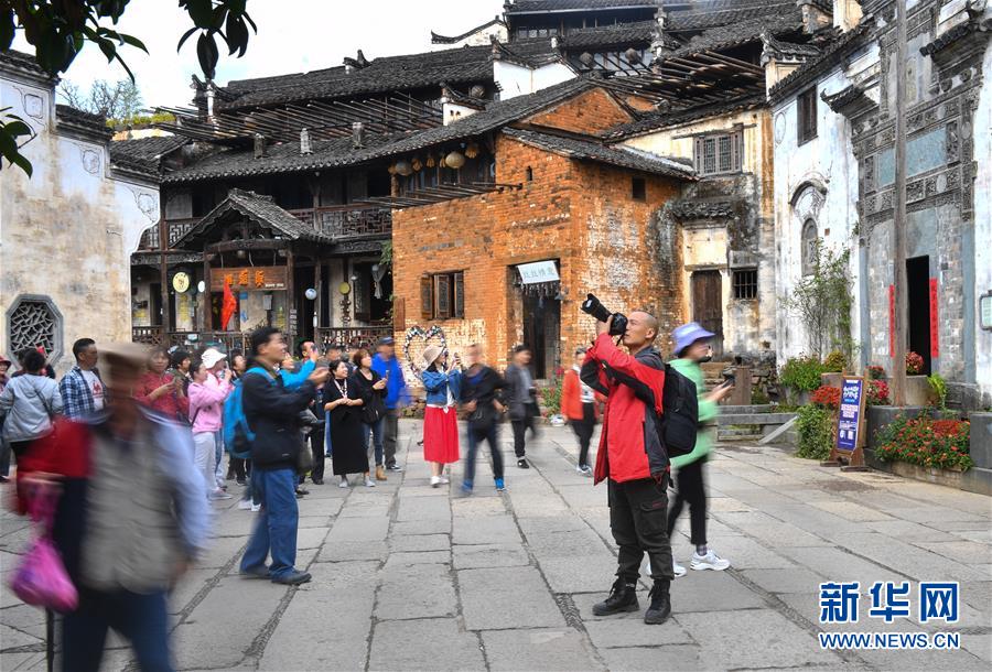 （圖文互動）（11）鄉(xiāng)村攝影師、鄉(xiāng)村&ldquo;模特&rdquo;、民宿店主&mdash;&mdash;鄉(xiāng)村旅游推動婺源農(nóng)民生活方式發(fā)生新變化