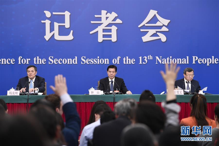 （兩會&middot;XHDW）（11）商務(wù)部部長鐘山等就&ldquo;促進(jìn)形成強(qiáng)大國內(nèi)市場 推動全方位對外開放&rdquo;答記者問