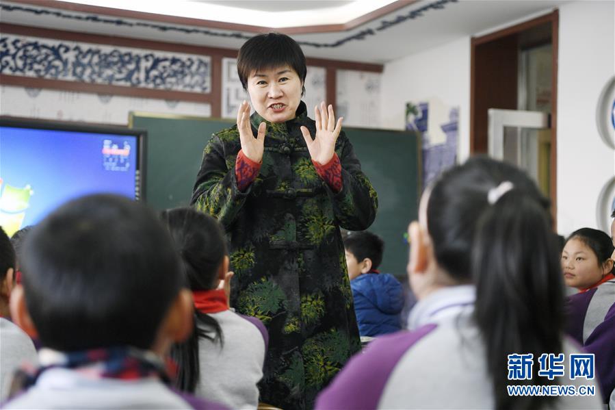 （兩會(huì)&middot;圖片故事）（5）全國(guó)人大代表馬恒燕：讓城鄉(xiāng)學(xué)生共享&ldquo;互聯(lián)網(wǎng)+教育&rdquo;優(yōu)質(zhì)資源