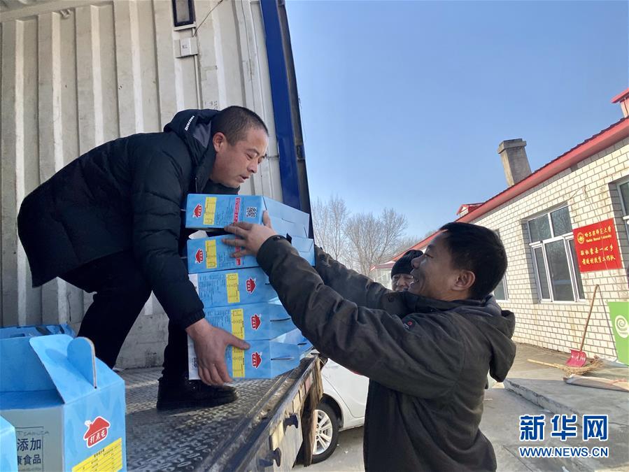 （在習(xí)近平新時代中國特色社會主義思想指引下&mdash;&mdash;新時代新作為新篇章&middot;總書記關(guān)切脫貧事&middot;決勝貧困&middot;圖文互動）（2）讓一方水土&ldquo;富養(yǎng)&rdquo;一方人&mdash;&mdash;扶貧特色產(chǎn)業(yè)惠及千家萬戶