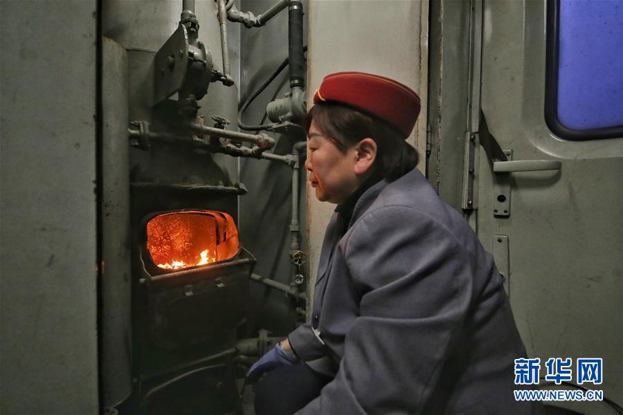 （新春走基層&middot;圖文互動(dòng)）（2）小康路上，與&ldquo;小慢車&rdquo;同行&mdash;&mdash;長(zhǎng)白山區(qū)綠皮火車二三事