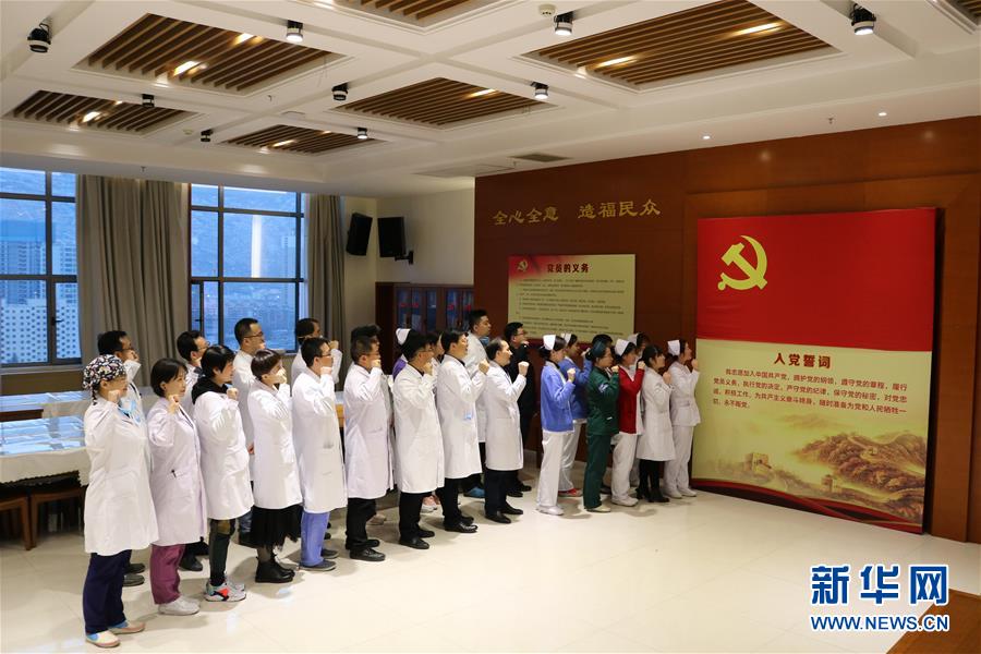 （新華全媒頭條&middot;圖文互動(dòng)）（4）新華社評(píng)論員：危難時(shí)刻，黨員干部要挺身而出&mdash;&mdash;論堅(jiān)決打贏疫情防控阻擊戰(zhàn)