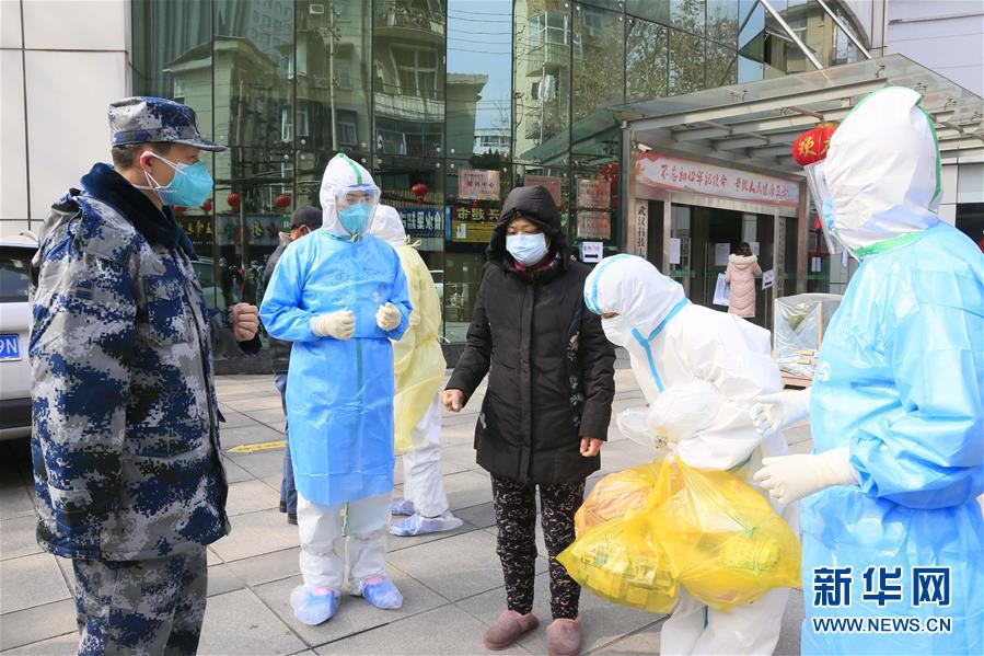 （新華全媒頭條&middot;圖文互動(dòng)）（1）黨旗，高高飄揚(yáng)在防控疫情斗爭(zhēng)第一線&mdash;&mdash;各級(jí)黨組織和廣大黨員干部投身疫情防控阻擊戰(zhàn)紀(jì)實(shí)