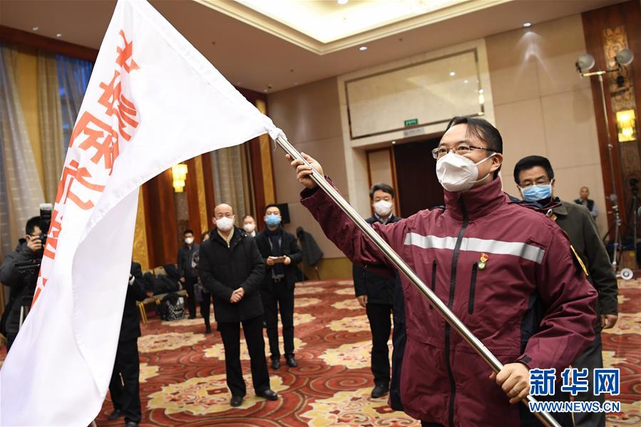 （新華全媒頭條&middot;圖文互動(dòng)）（3）黨旗，高高飄揚(yáng)在防控疫情斗爭(zhēng)第一線&mdash;&mdash;各級(jí)黨組織和廣大黨員干部投身疫情防控阻擊戰(zhàn)紀(jì)實(shí)