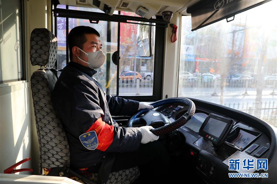 （聚焦疫情防控&middot;圖文互動）（1）疫情下的公交司機(jī)：只要有一名乘客，我們也要堅(jiān)守！