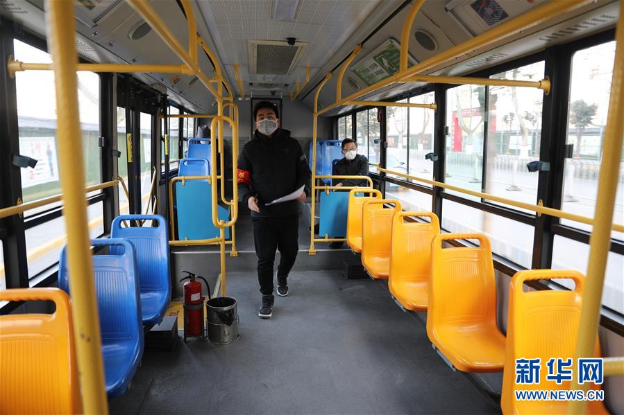 （聚焦疫情防控&middot;圖文互動）（2）疫情下的公交司機(jī)：只要有一名乘客，我們也要堅(jiān)守！