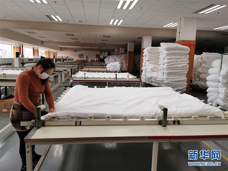 （來自經(jīng)濟前沿的故事&middot;企業(yè)復(fù)工復(fù)產(chǎn)&middot;圖文互動）（1）&ldquo;開門紅包&rdquo;變&ldquo;消毒迎門&rdquo;&mdash;&mdash;長沙高新區(qū)一家企業(yè)復(fù)工的&ldquo;拼勁&rdquo;