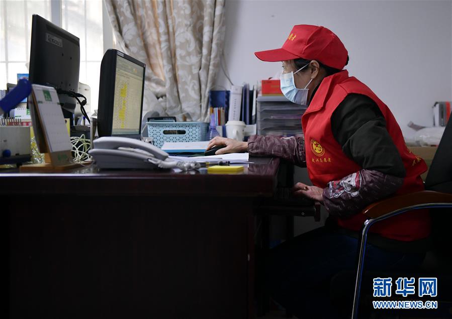 (一線抗疫群英譜·圖文互動(dòng))(5)“居民的小事就是我的大事”—— 武漢一位社區(qū)女干部速寫(xiě)