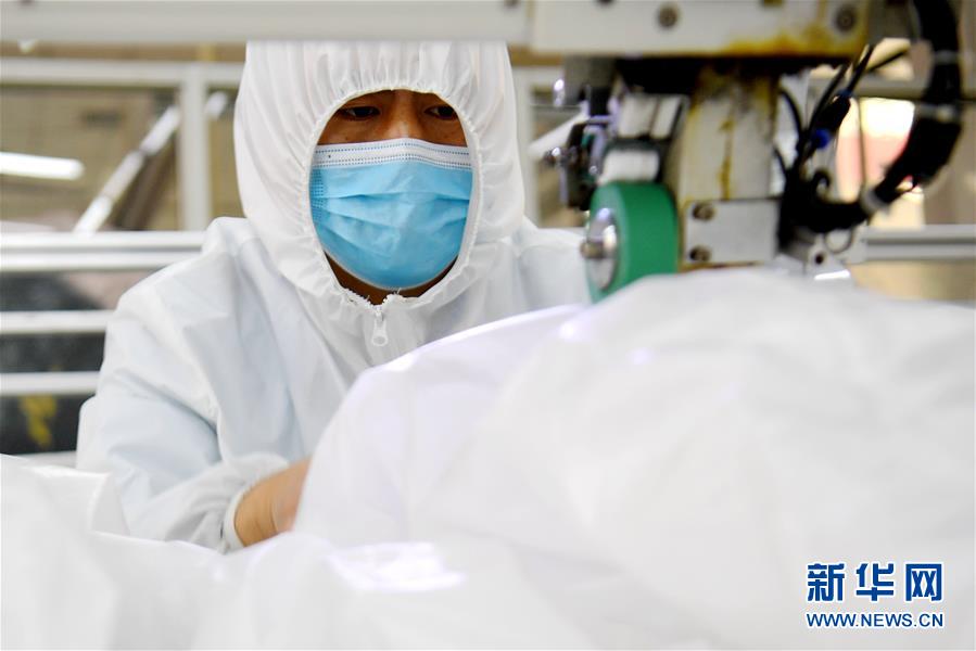 （聚焦疫情防控&middot;圖文互動）（7）我們能多產一件，前方就少一份風險&mdash;&mdash;醫(yī)用防護服&ldquo;河北制造&rdquo;緊急&ldquo;起飛&rdquo;記