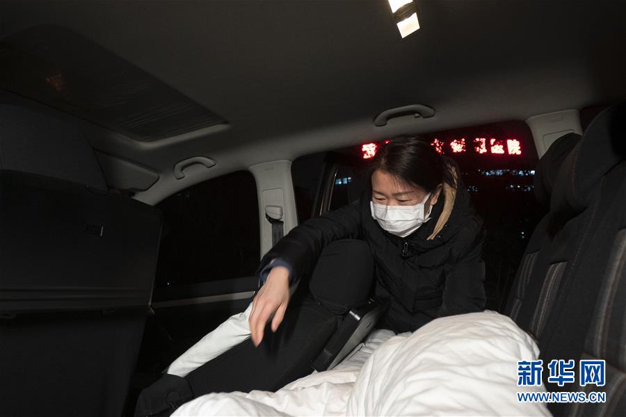 （一線抗疫群英譜&middot;圖文互動）（2）特寫：為節(jié)省10分鐘，這對醫(yī)護(hù)夫妻&ldquo;以車為家&rdquo;