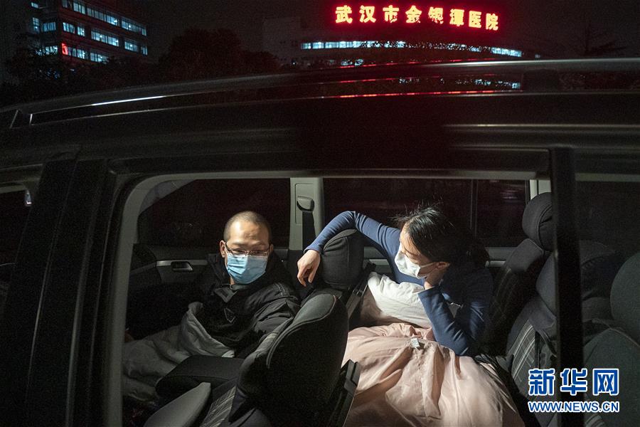 （一線抗疫群英譜&middot;圖文互動）（4）特寫：為節(jié)省10分鐘，這對醫(yī)護(hù)夫妻&ldquo;以車為家&rdquo;