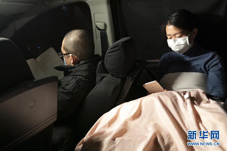（一線抗疫群英譜&middot;圖文互動）（5）特寫：為節(jié)省10分鐘，這對醫(yī)護(hù)夫妻&ldquo;以車為家&rdquo;
