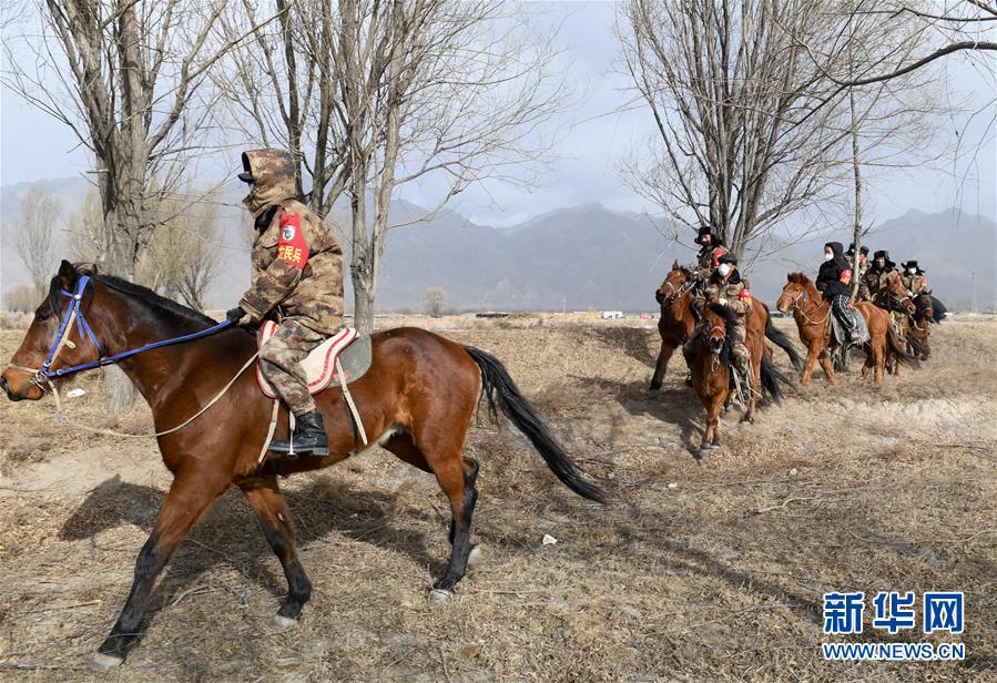 （聚焦疫情防控&middot;圖文互動）（2）行進(jìn)在鄉(xiāng)間的馬背巡邏隊