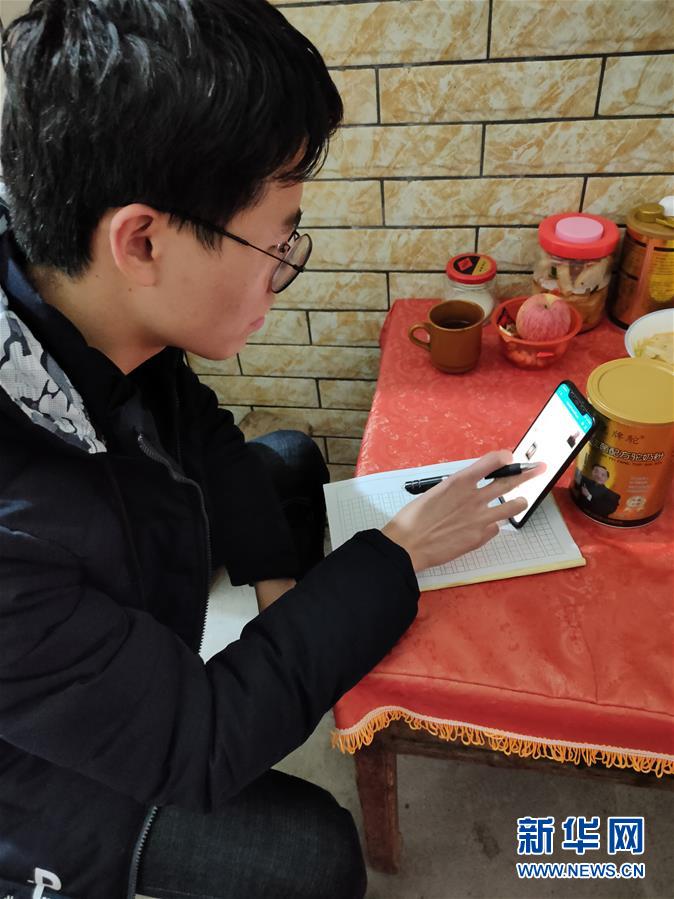 （新華網(wǎng)&middot;圖文互動）（1）為&ldquo;逆行者&rdquo;后方護(hù)航，這些大學(xué)生的假期不一般