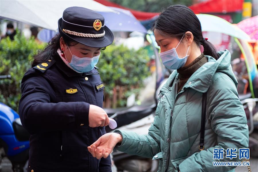 (聚焦疫情防控·圖文互動)(1)防疫棚上黨旗紅——湖南“零病例”城區(qū)的基層堡壘