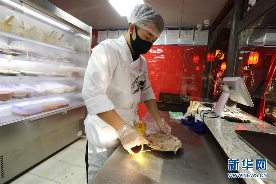 （圖文互動(dòng)）（4）特寫：限人數(shù)、分餐吃、用公筷&mdash;&mdash;偏遠(yuǎn)小城&ldquo;吃飯&rdquo;見聞