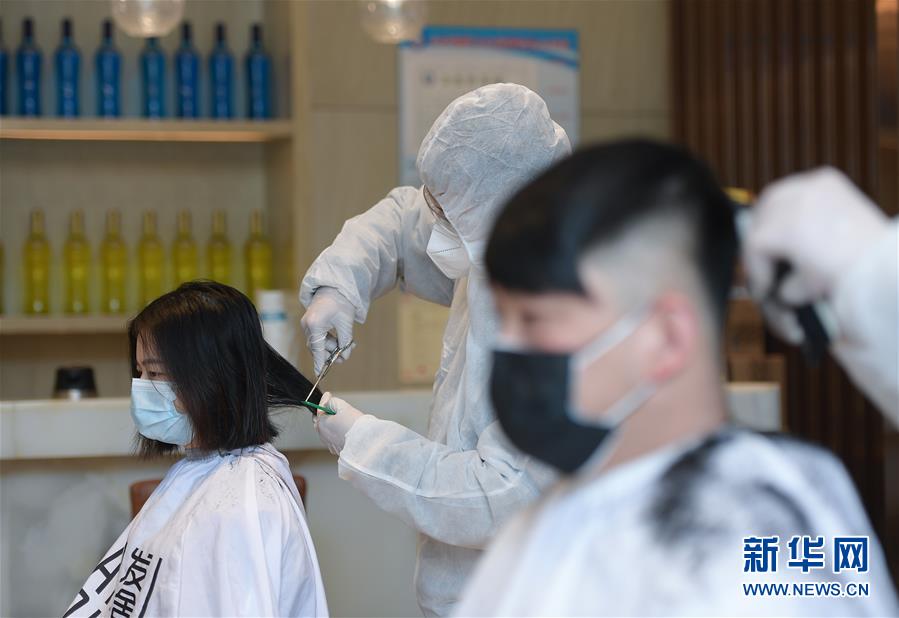 (新華全媒頭條·圖文互動)(8)守護天使 同心戰(zhàn)“疫”——各地多措并舉關(guān)愛一線醫(yī)務(wù)人員掃描