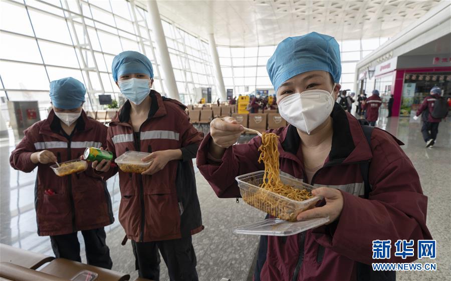 （新華全媒頭條&middot;圖文互動）（13）最美逆行者，武漢永遠記得你！&mdash;&mdash;首批援鄂醫(yī)療隊返程紀實