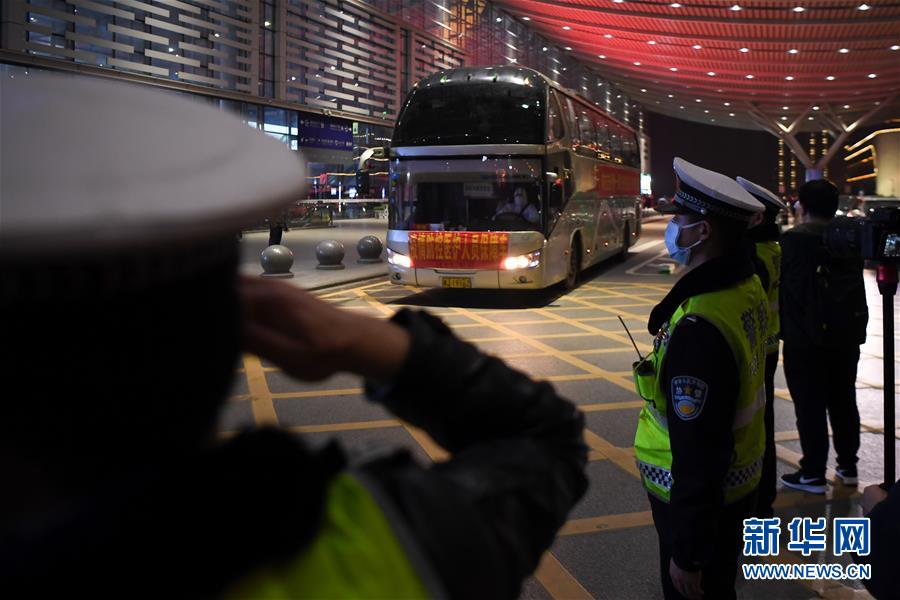 （新華全媒頭條&middot;圖文互動）（15）最美逆行者，武漢永遠記得你！&mdash;&mdash;首批援鄂醫(yī)療隊返程紀實