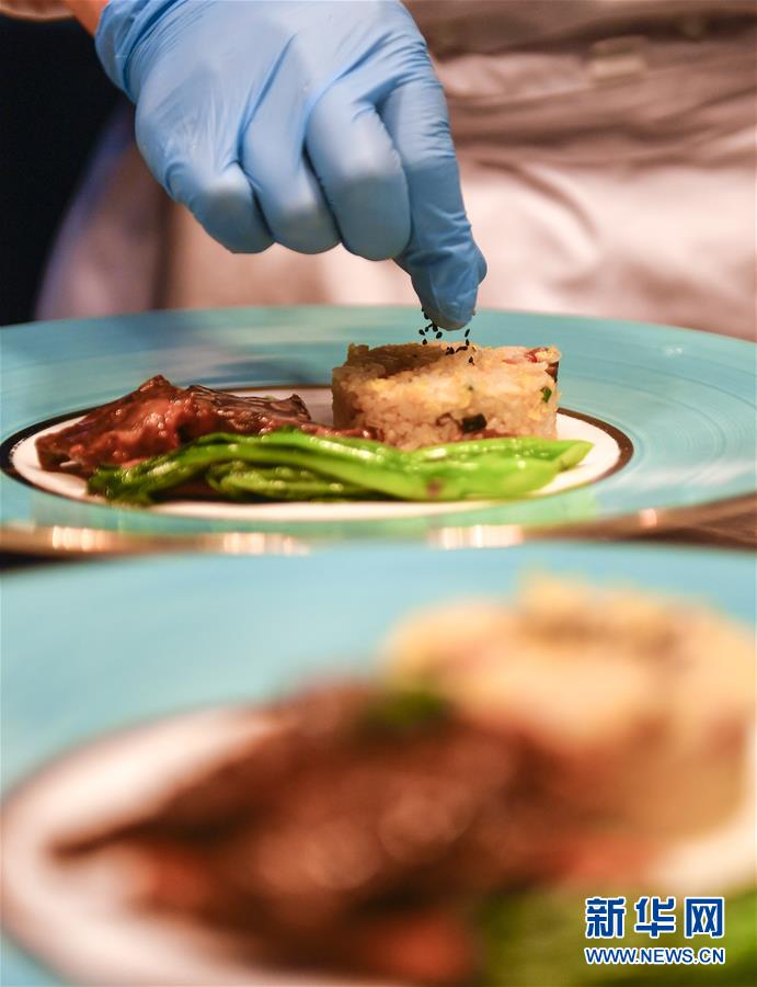 （圖文互動）（2）東北&ldquo;大盤菜&rdquo;與&ldquo;公勺公筷&rdquo;攜手同行