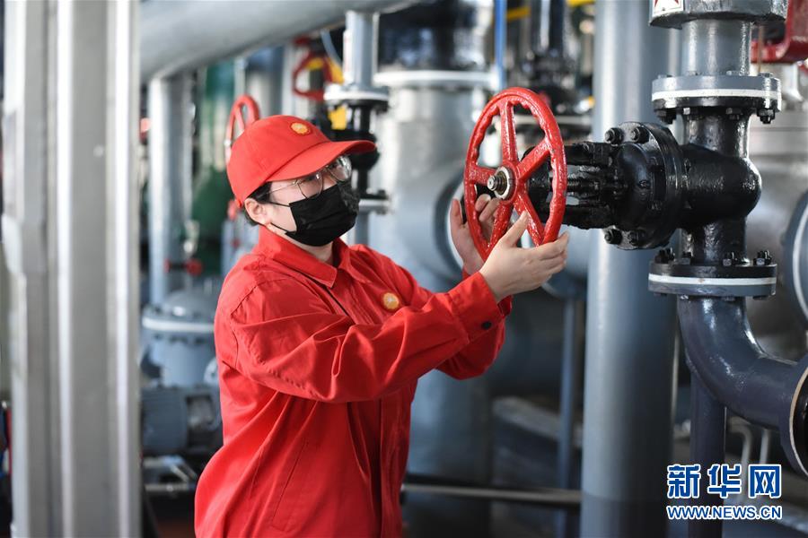 (圖文互動(dòng))(4)在戰(zhàn)“疫”中“加油打氣”——大慶油田復(fù)工復(fù)產(chǎn)見(jiàn)聞