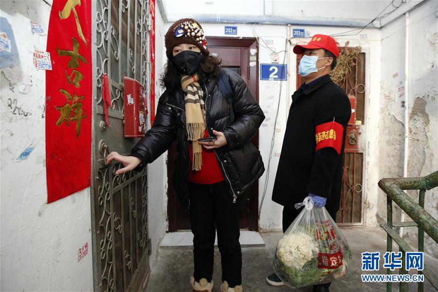 （習(xí)近平致敬的戰(zhàn)&ldquo;疫&rdquo;英雄&middot;社區(qū)工作者篇&middot;圖文互動）（6）他們，堅守一線戰(zhàn)風(fēng)雨