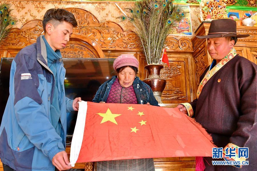 （新華全媒頭條&middot;圖文互動(dòng)）（4）一面國(guó)旗與三代人的守望&mdash;&mdash;記西藏林芝市西日卡村的&ldquo;紅色&rdquo;傳承