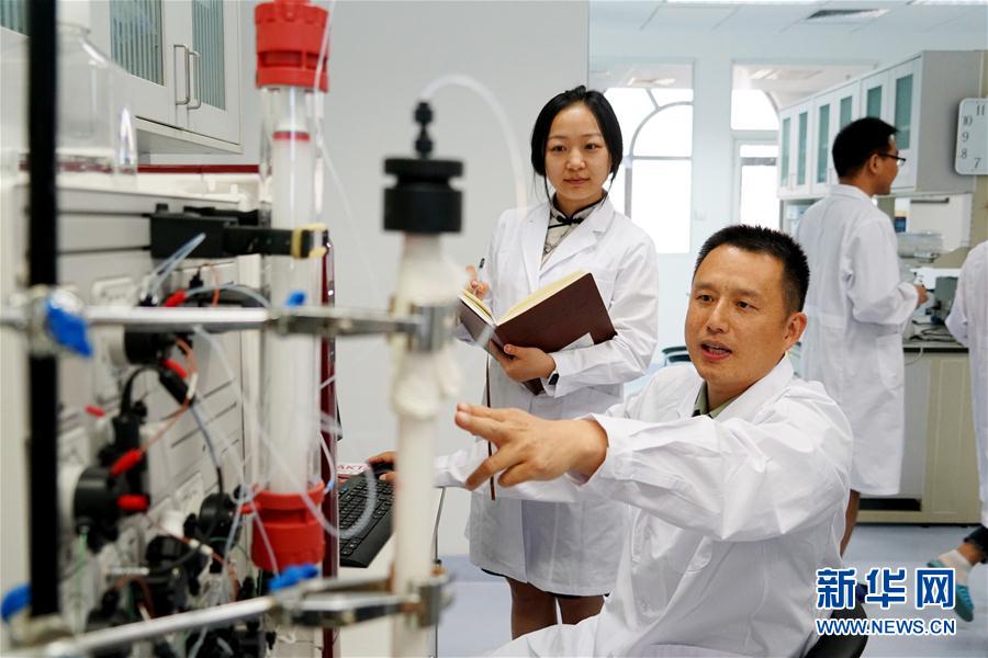 （習(xí)近平致敬的戰(zhàn)&ldquo;疫&rdquo;英雄&middot;科技工作者篇&middot;圖文互動(dòng)）（2）他們，爭(zhēng)分奪秒與病魔較量