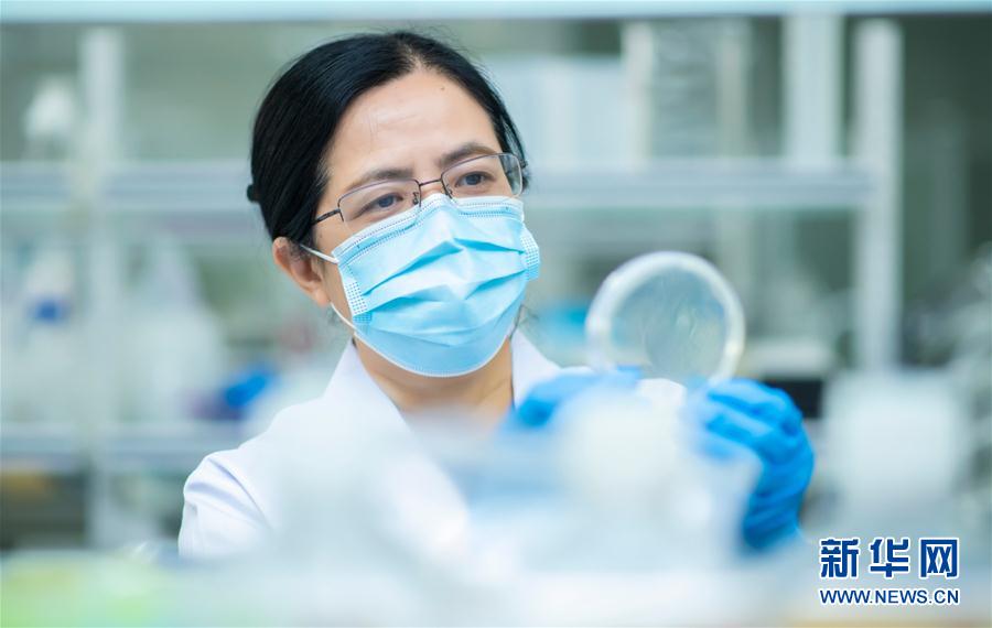 （習(xí)近平致敬的戰(zhàn)&ldquo;疫&rdquo;英雄&middot;科技工作者篇&middot;圖文互動(dòng)）（4）他們，爭(zhēng)分奪秒與病魔較量